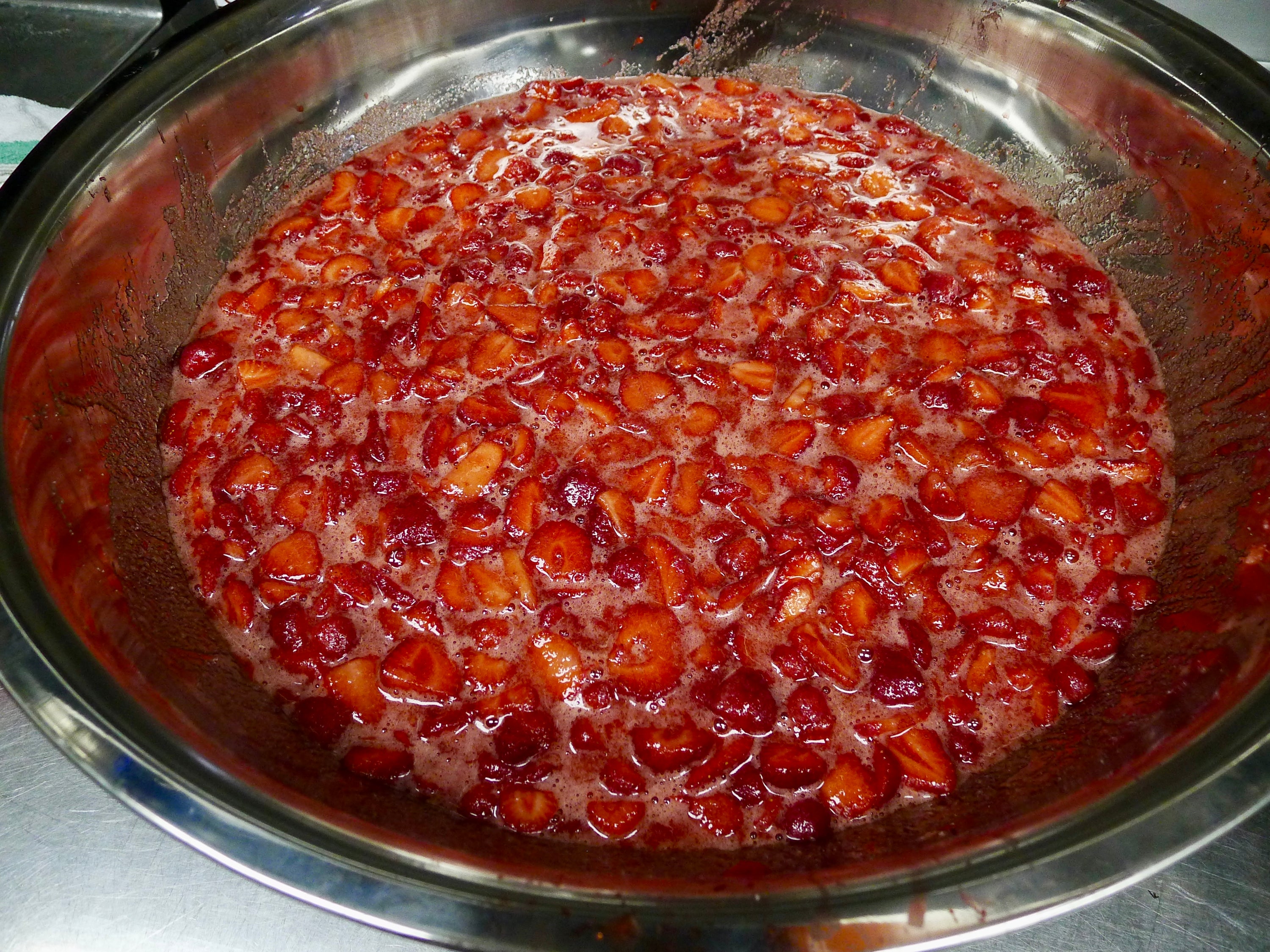 Queens Seascape Strawberry & Rosemary Cheong